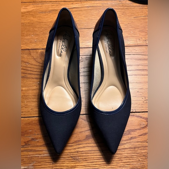 Abella True Comfort Women’s Navy Pumps W/Patent Leather Trim & Heel! Size 8. - Picture 4 of 12